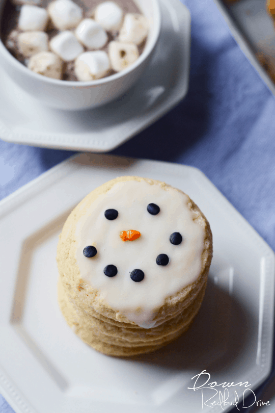 Super easy Christmas cookies decorated like Snowman